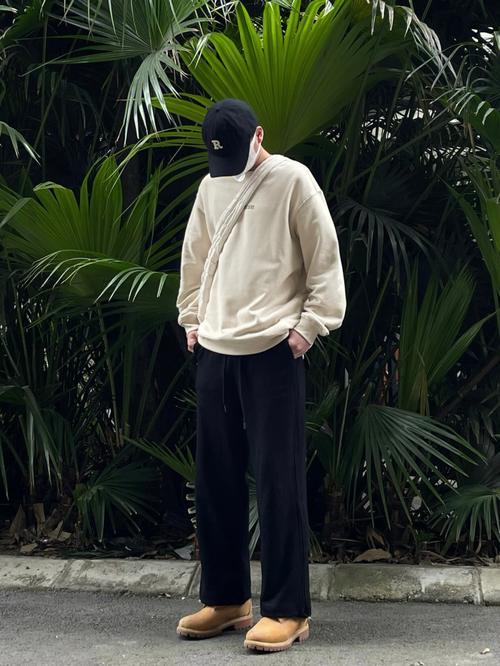 米色卫衣配什么裤子