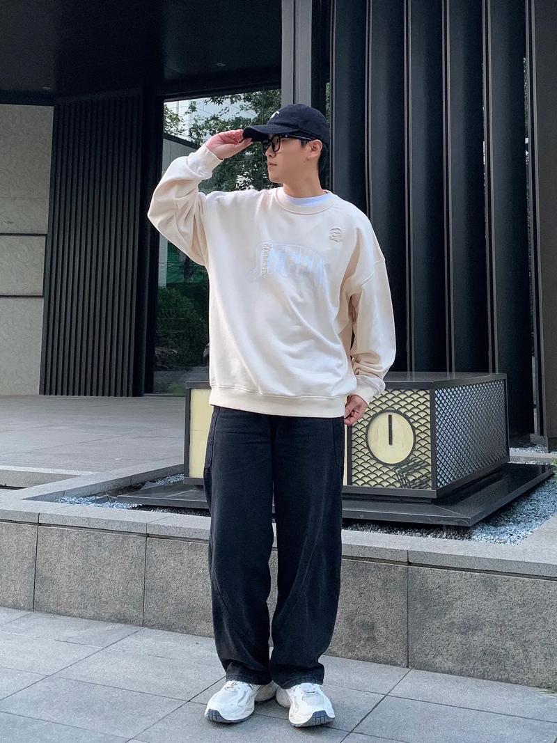 米色卫衣配什么裤子