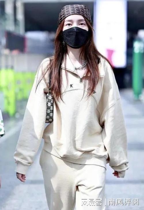 米色卫衣配什么裤子