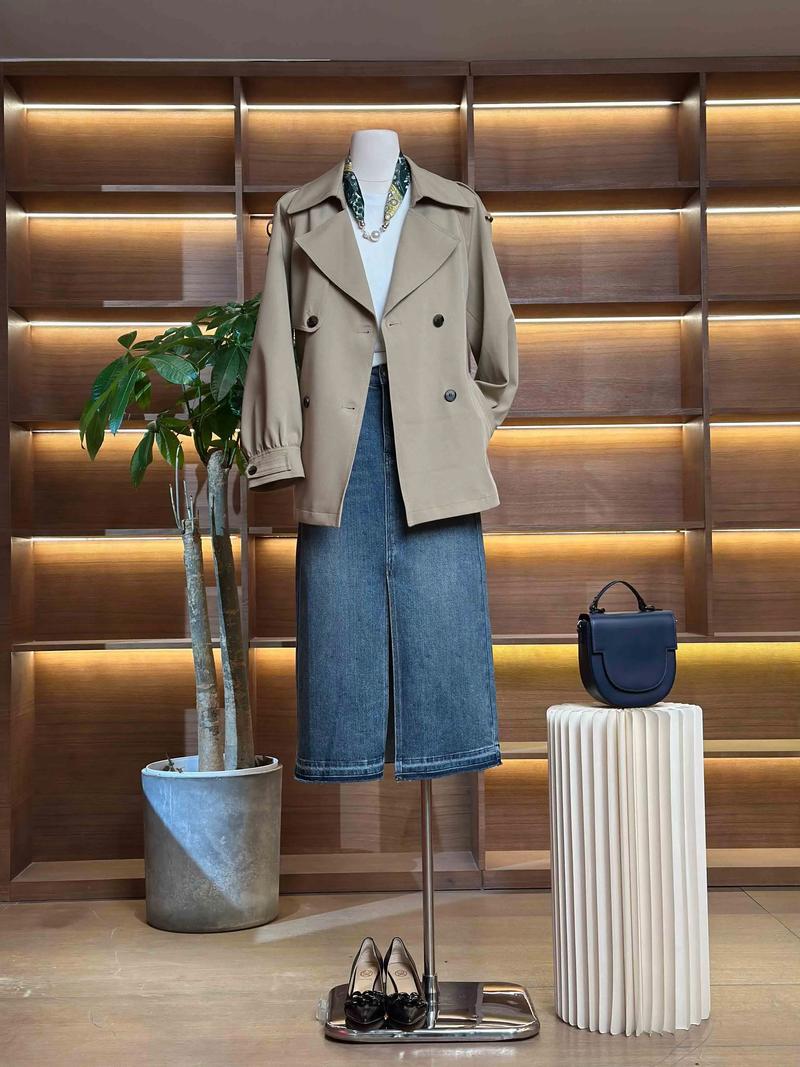 女带帽的牛仔风衣怎么搭配裤子