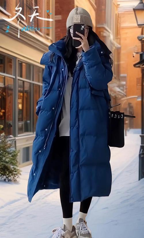 蓝色红色羽绒服怎么搭配裤子