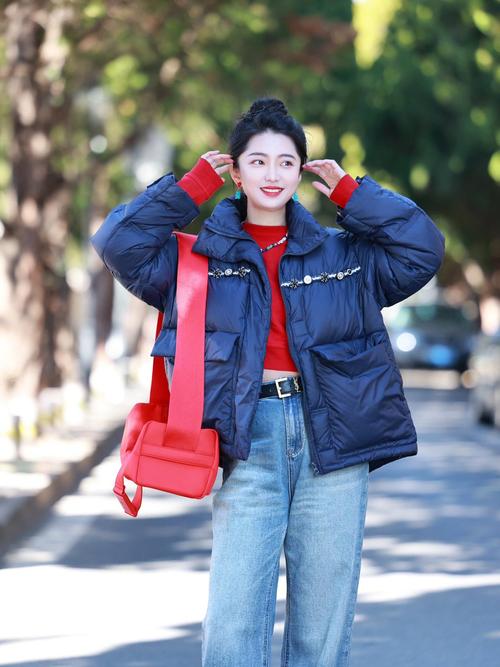 蓝色红色羽绒服怎么搭配裤子