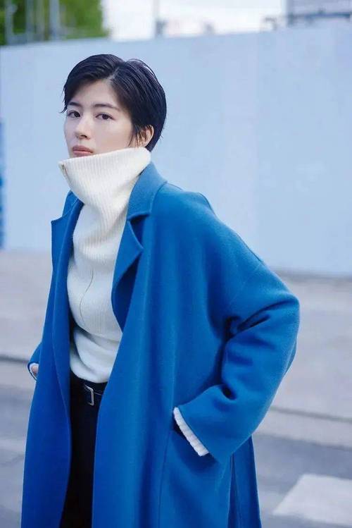 蓝色大衣 下身怎么搭配