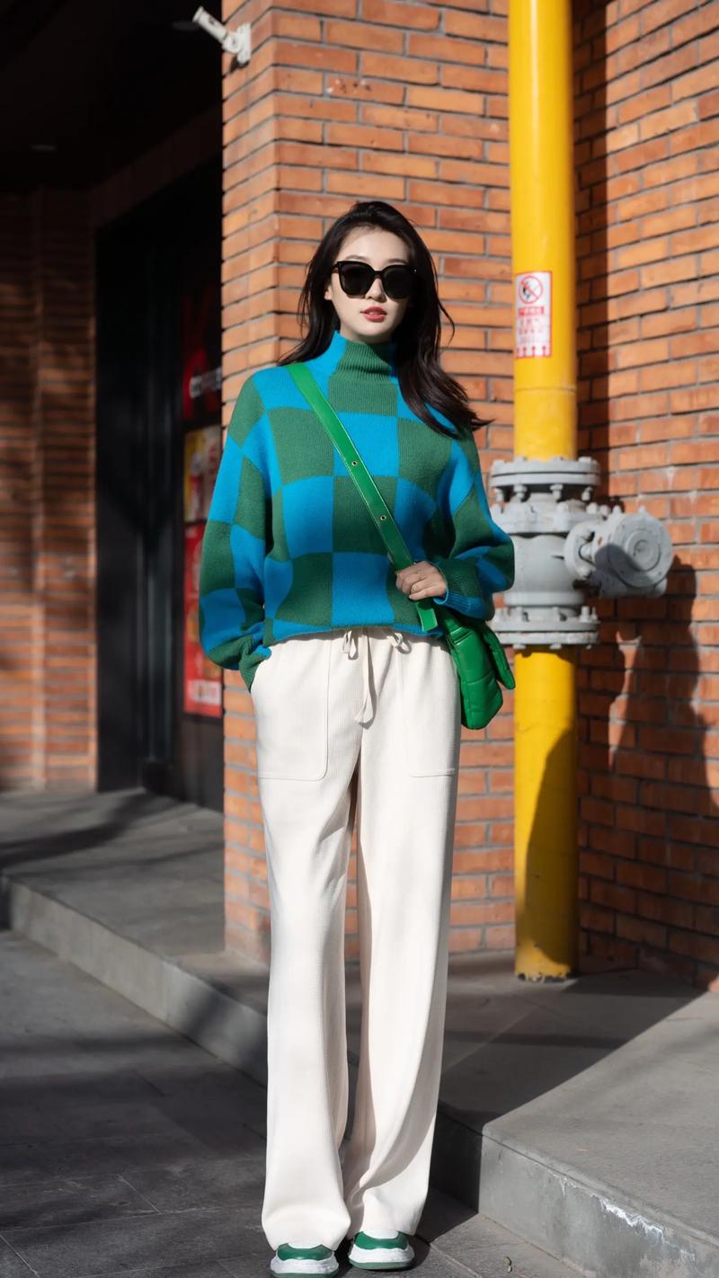 蓝绿色长款外套怎么搭配