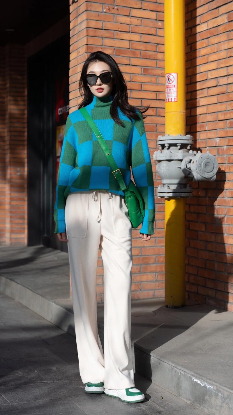 蓝绿色长款外套怎么搭配