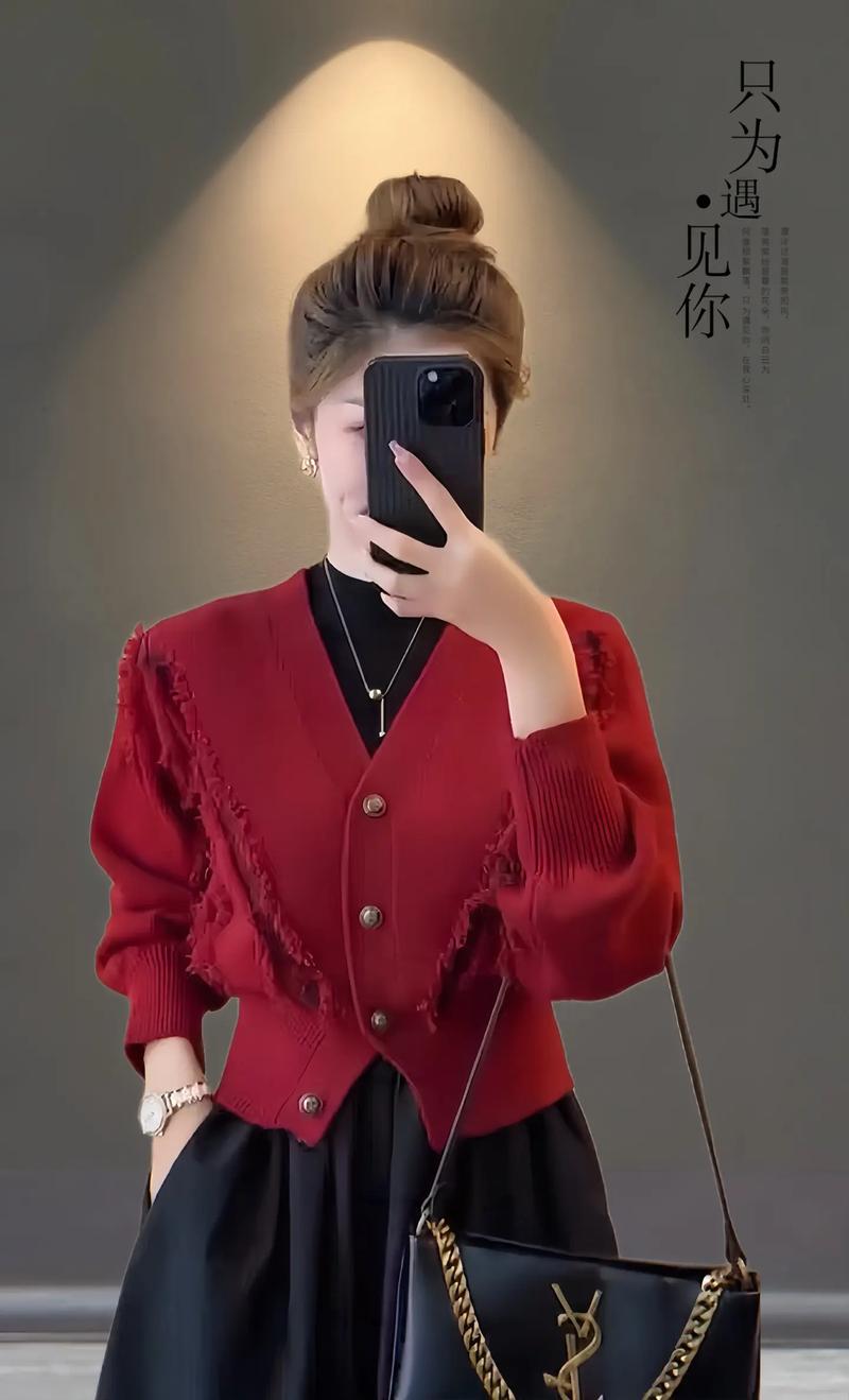 酒红色长款针织开衫怎么搭配