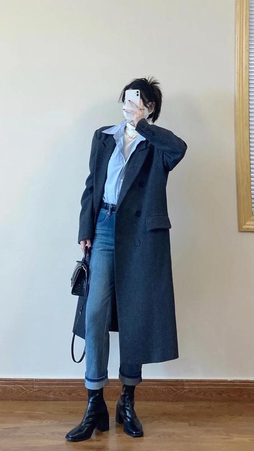 蓝色裤子灰色上衣怎么搭配什么外套好看图片欣赏