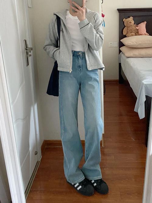 蓝色裤子灰色上衣怎么搭配什么外套好看图片欣赏