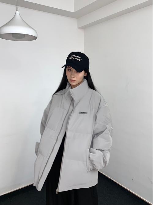 灰色棉服里面怎么搭配图片