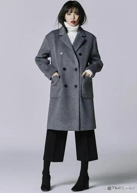 灰色棉服里面怎么搭配图片