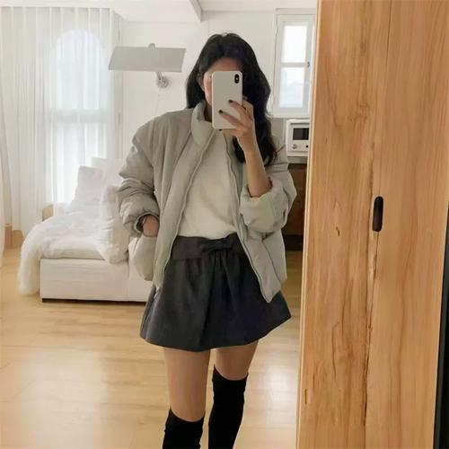 灰色棉服里面怎么搭配