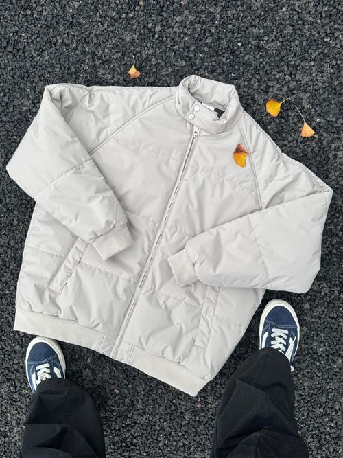 灰色棉服里面怎么搭配