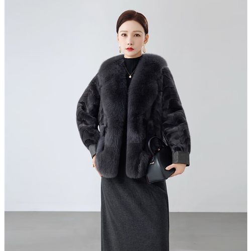 灰色短皮草外套短款怎么搭配打底衣