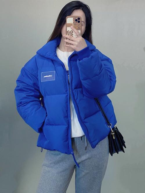 黑蓝色羽绒服怎么搭配图片