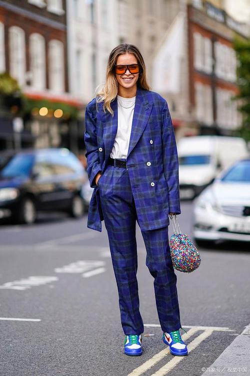 蓝色外套内搭什么颜色