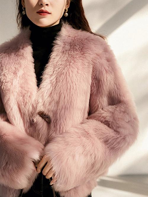 粉色皮草里面怎么搭配