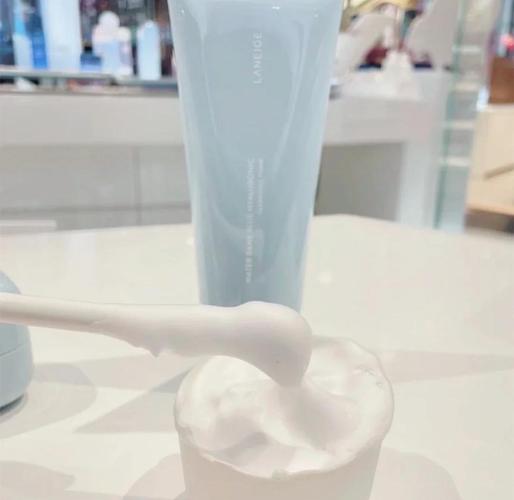 兰芝洗面奶属于碱性吗