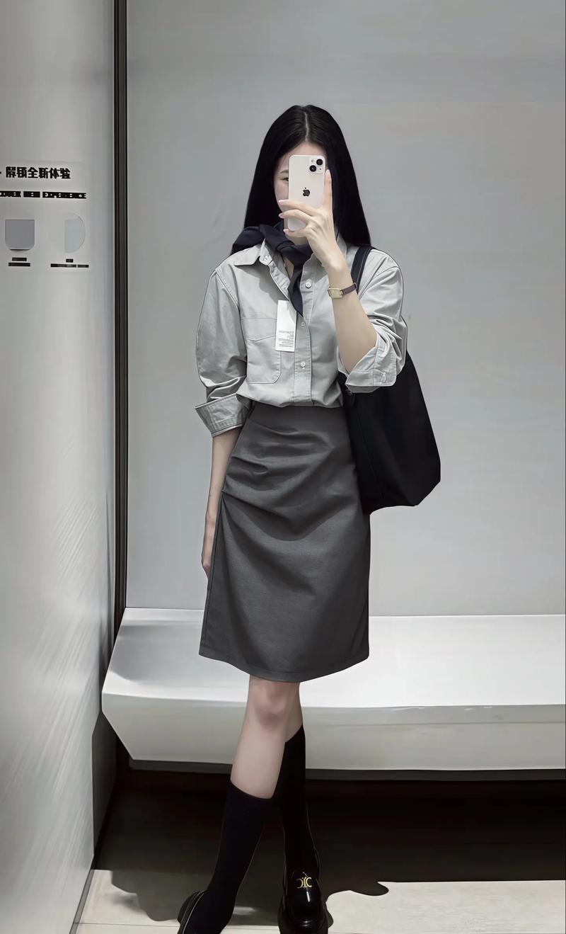 灰色格子长款衬衫外套怎么搭配什么裤子好看吗