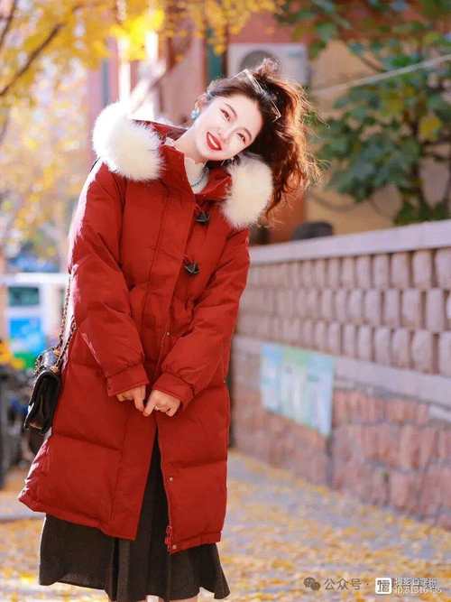 大红色长款羽绒服怎么搭配什么裤子好看图片