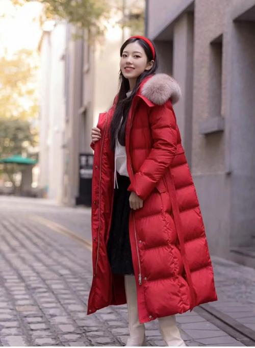 大红色长款羽绒服怎么搭配什么裤子好看图片