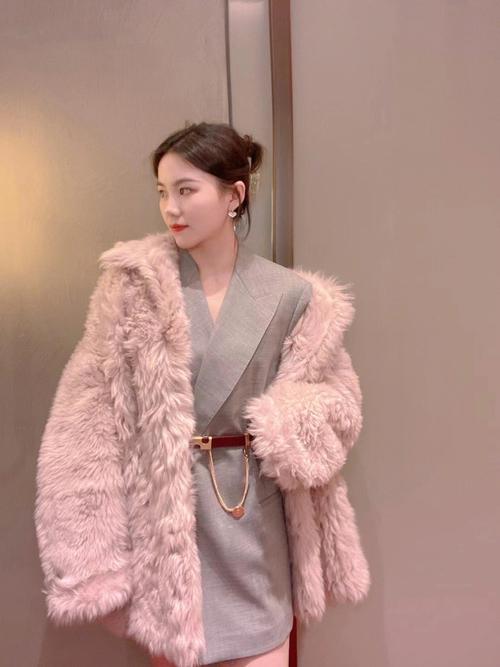 粉色休闲皮草怎么搭配好看