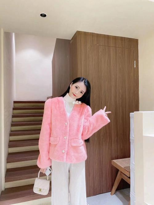 粉色休闲皮草怎么搭配好看