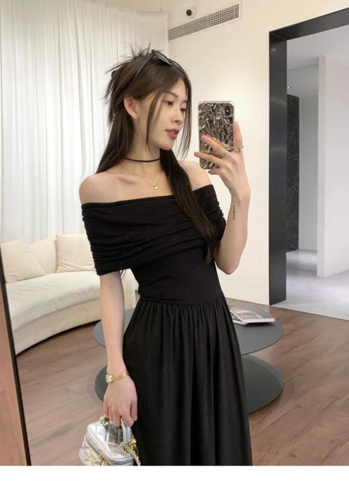 长一字裙怎么搭配