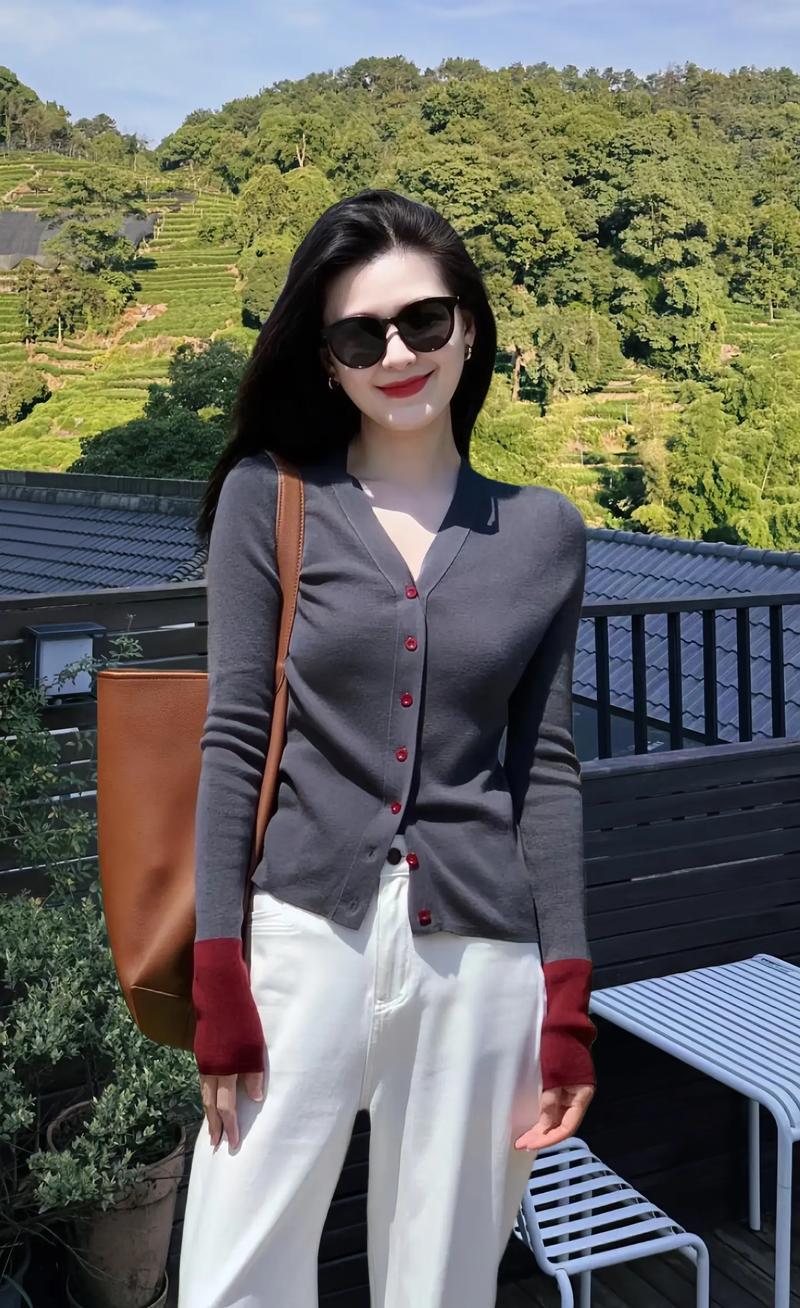 v领针织衫怎么搭配才能凸显