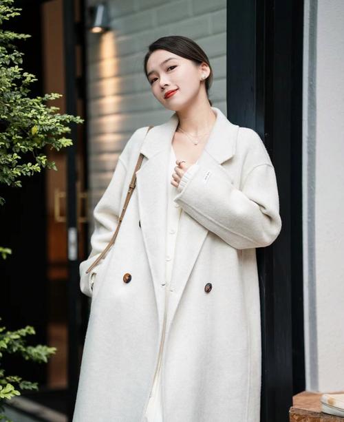 白色修身呢子大衣怎么搭配图片