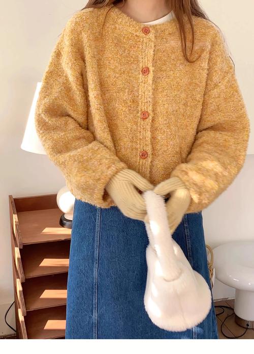 黄的毛衣怎么搭配衣服