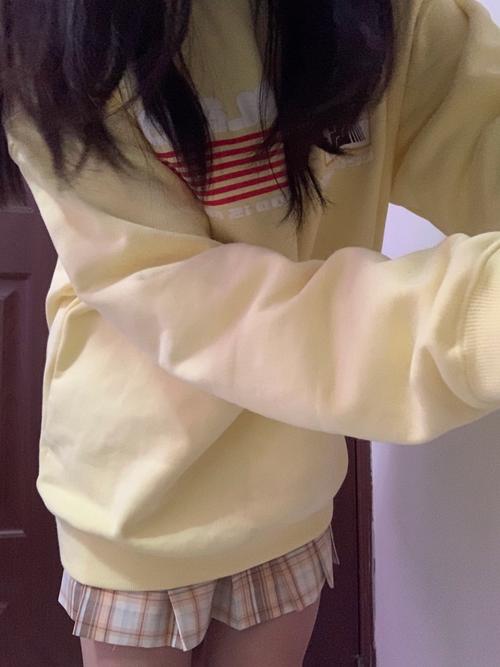 黄颜色卫衣怎么搭配什么裙子好看吗