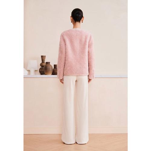 粉色的短羊剪绒怎么搭配