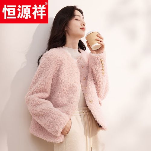粉色的短羊剪绒怎么搭配