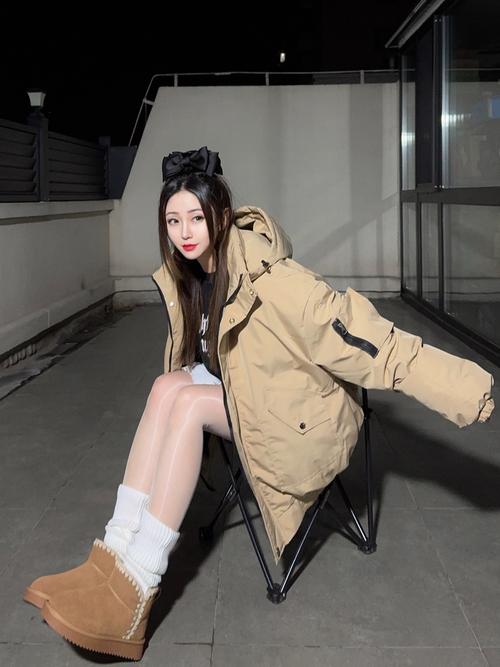 卡其色的长棉袄怎么搭配什么裤子和鞋子