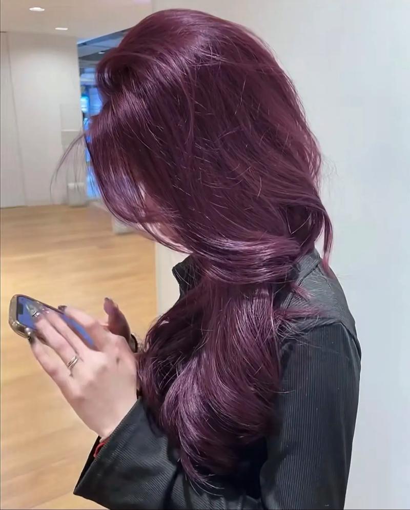 染什么颜色头发显年轻