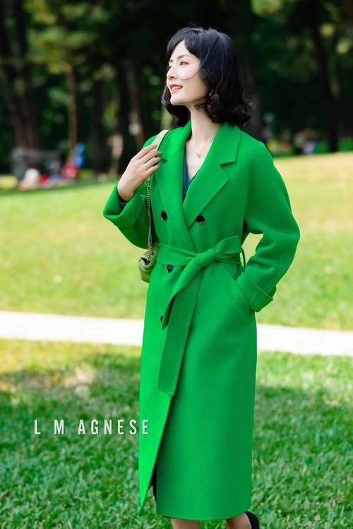 深军绿色毛呢大衣怎么搭配内衣