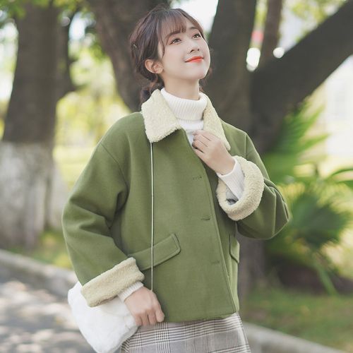 深军绿色毛呢大衣怎么搭配内衣