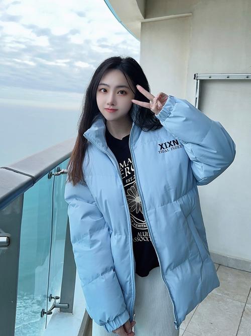 浅蓝色的羽绒服怎么搭配裙子图片