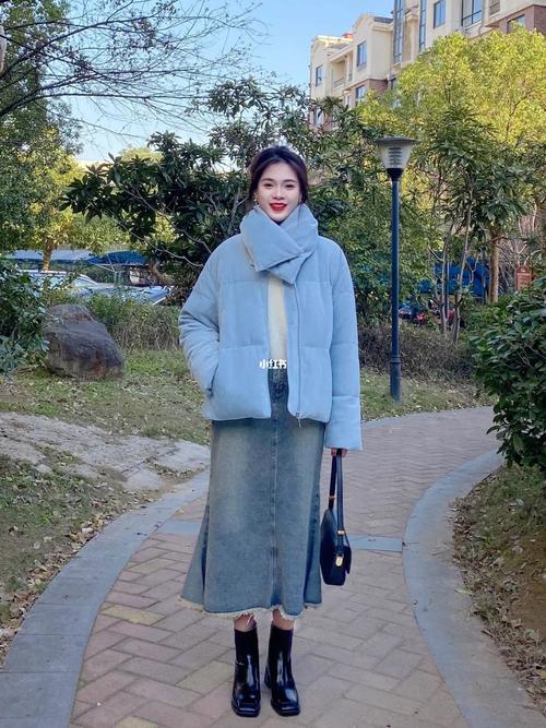浅蓝色的羽绒服怎么搭配裙子图片