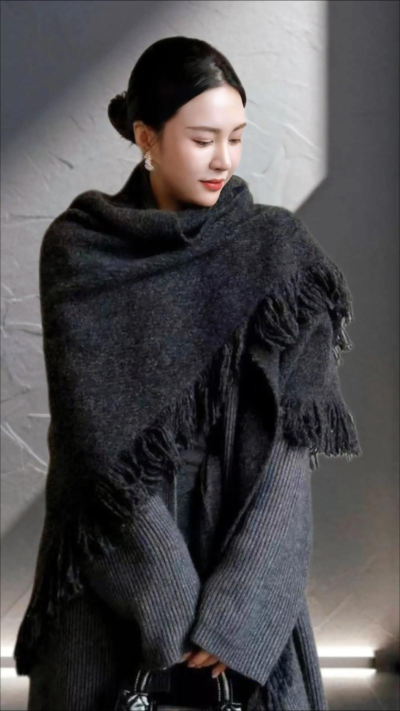 带流苏的围巾怎么搭配图片