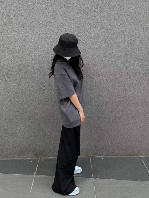 深灰色t恤怎么搭配