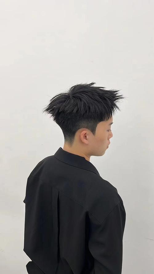 头发硬剪什么发型