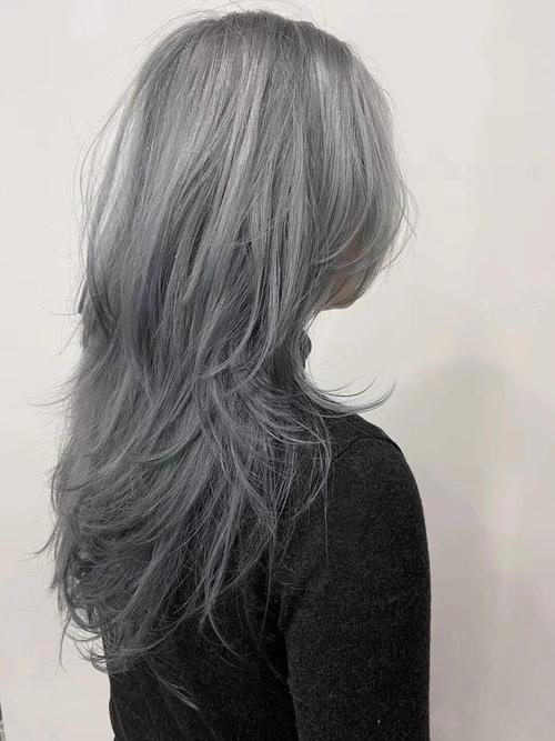 灰色头发适合怎么搭配