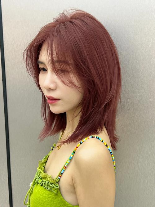 头发什么颜色显脸白