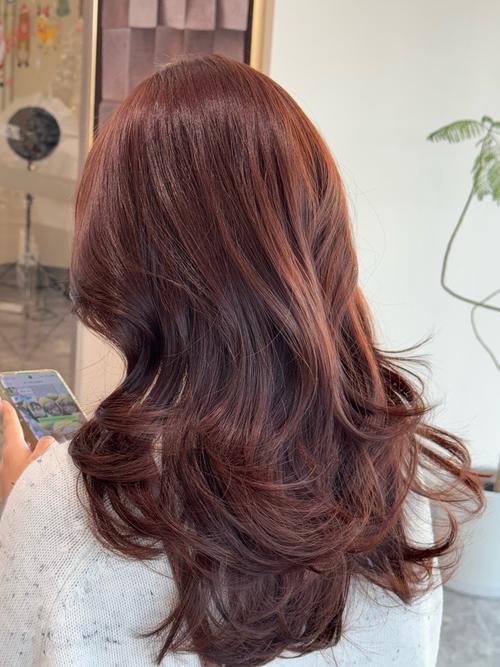 头发什么颜色显脸白