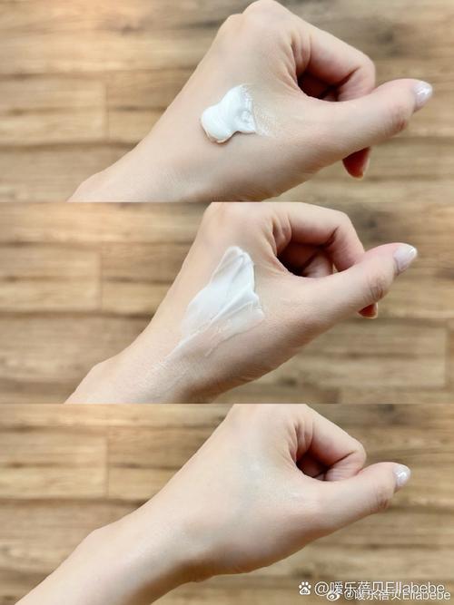 用化妆棉擦护肤品视频