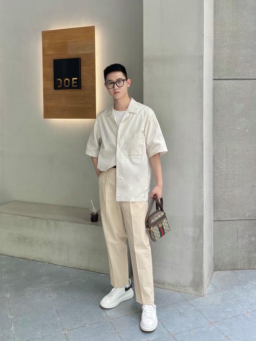 男生穿米白色外套怎么搭配衣服好看图片欣赏