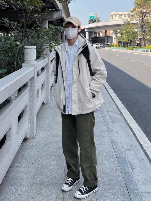 男生穿米白色外套怎么搭配衣服好看图片欣赏