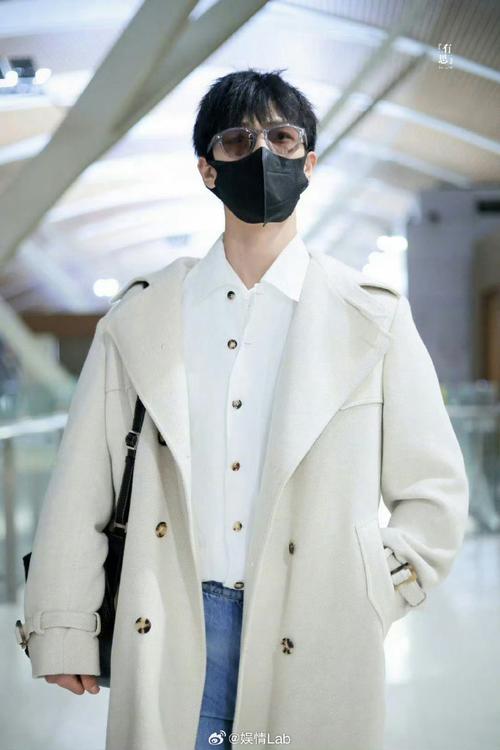 男生穿米白色外套怎么搭配衣服好看图片