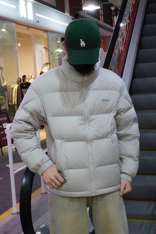 男生穿米白色外套怎么搭配衣服好看图片